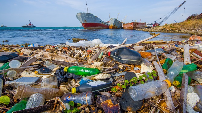 1 τόνος πλαστικά αντιστοιχεί σε κάθε άνθρωπο στον πλανήτη από το 1950 Title